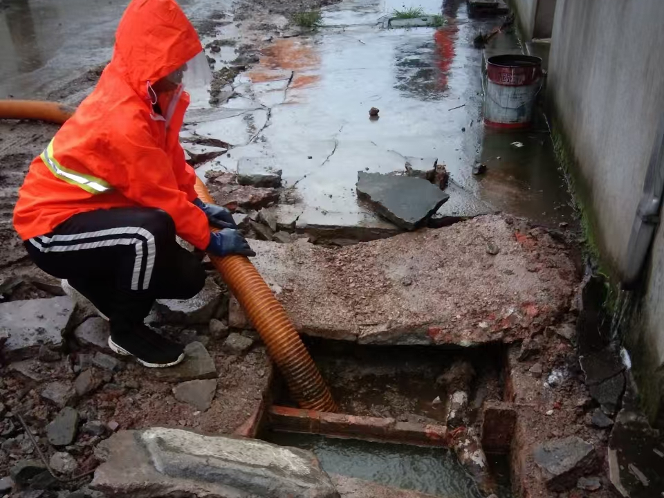 图木舒克专业清理污水池 炜誉市政以规范流程守护城市 “肠道”