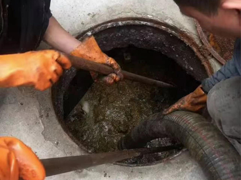 图木舒克清理化粪池时如何避免沼气的危害？